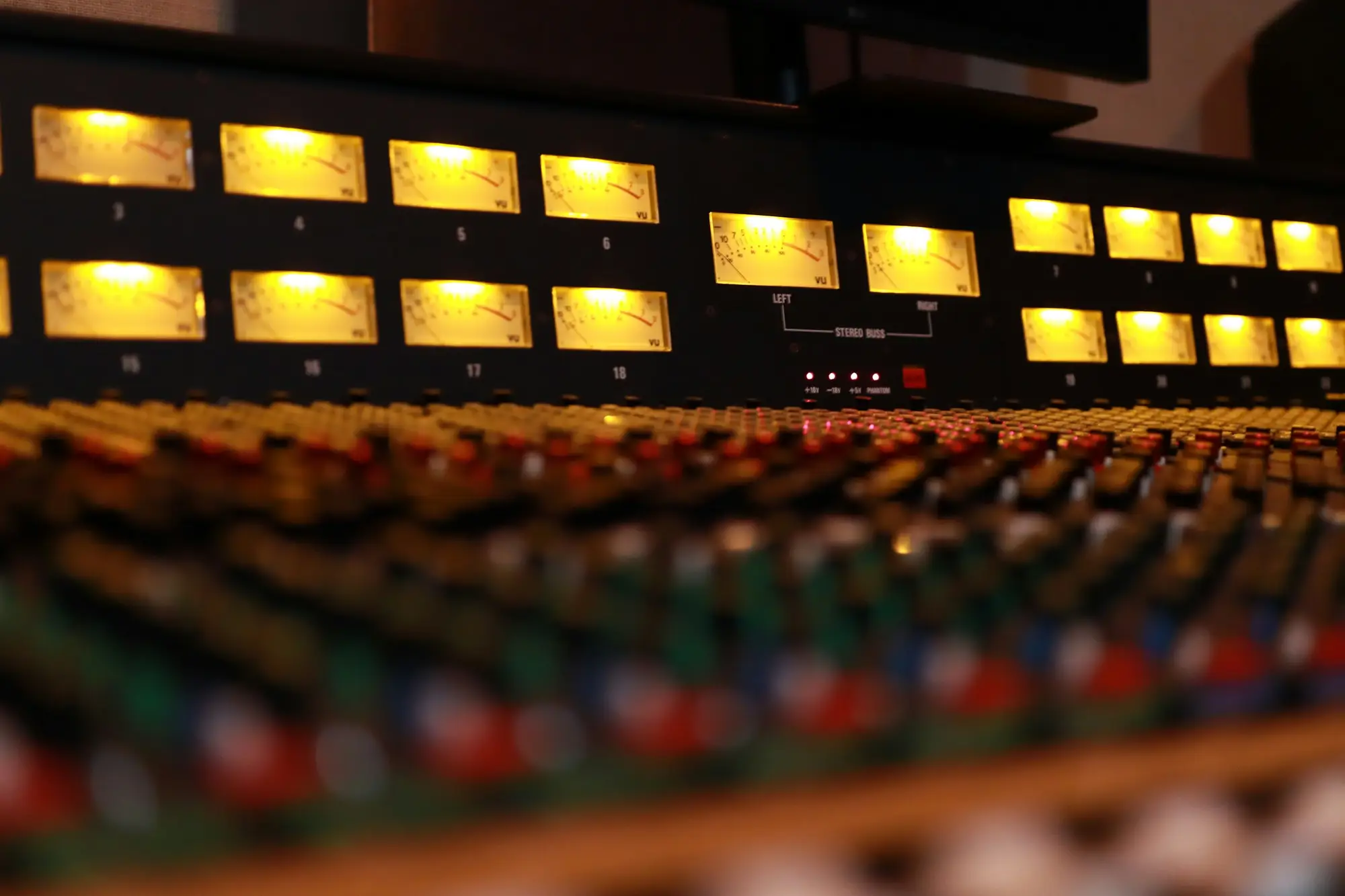 Vúmetros ámbar de una consola analógica
