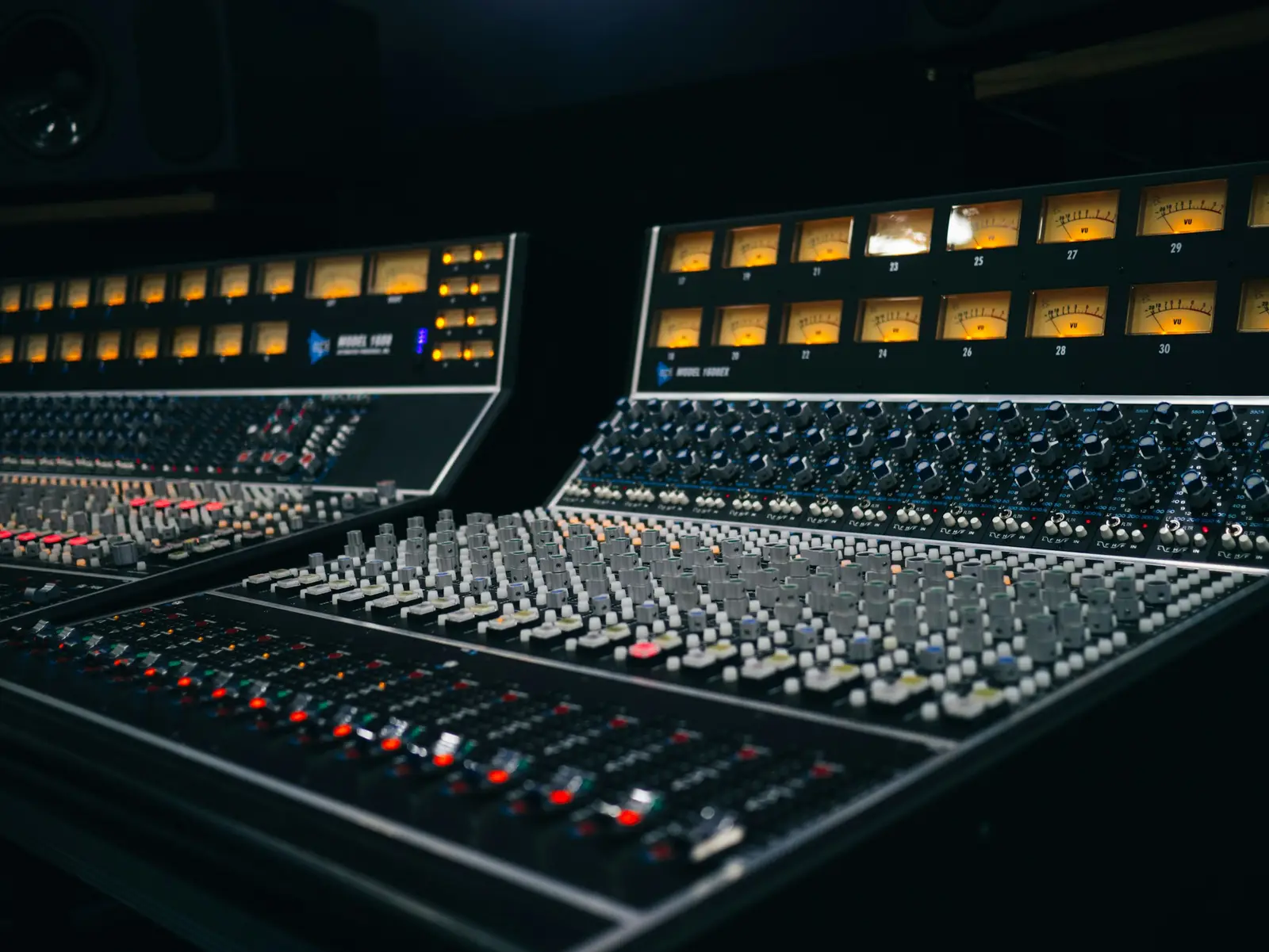 Consola de mezclas de gran formato con vúmetros iluminados