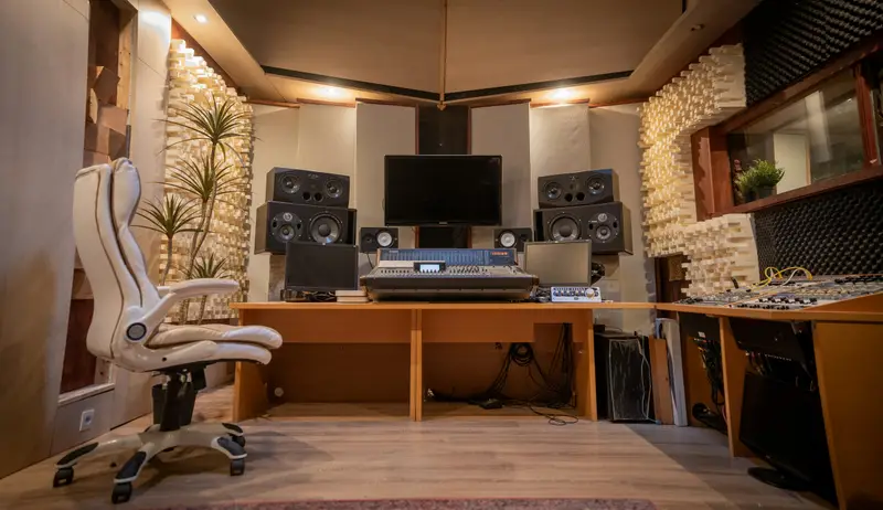 Estudio de producción con monitores de campo cercano y tratamiento acústico
